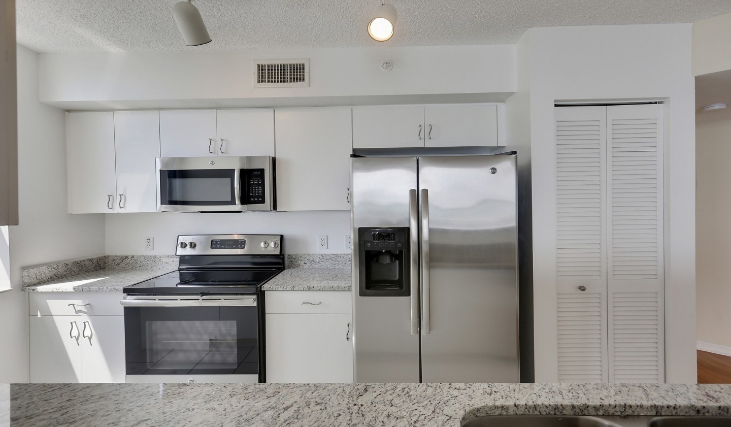 Yacht Club at Brickell Apartments Image 10