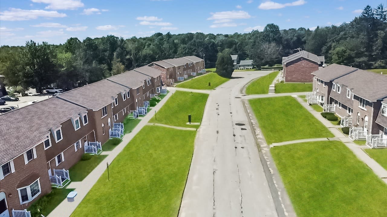Meadowbrook Village Image 18