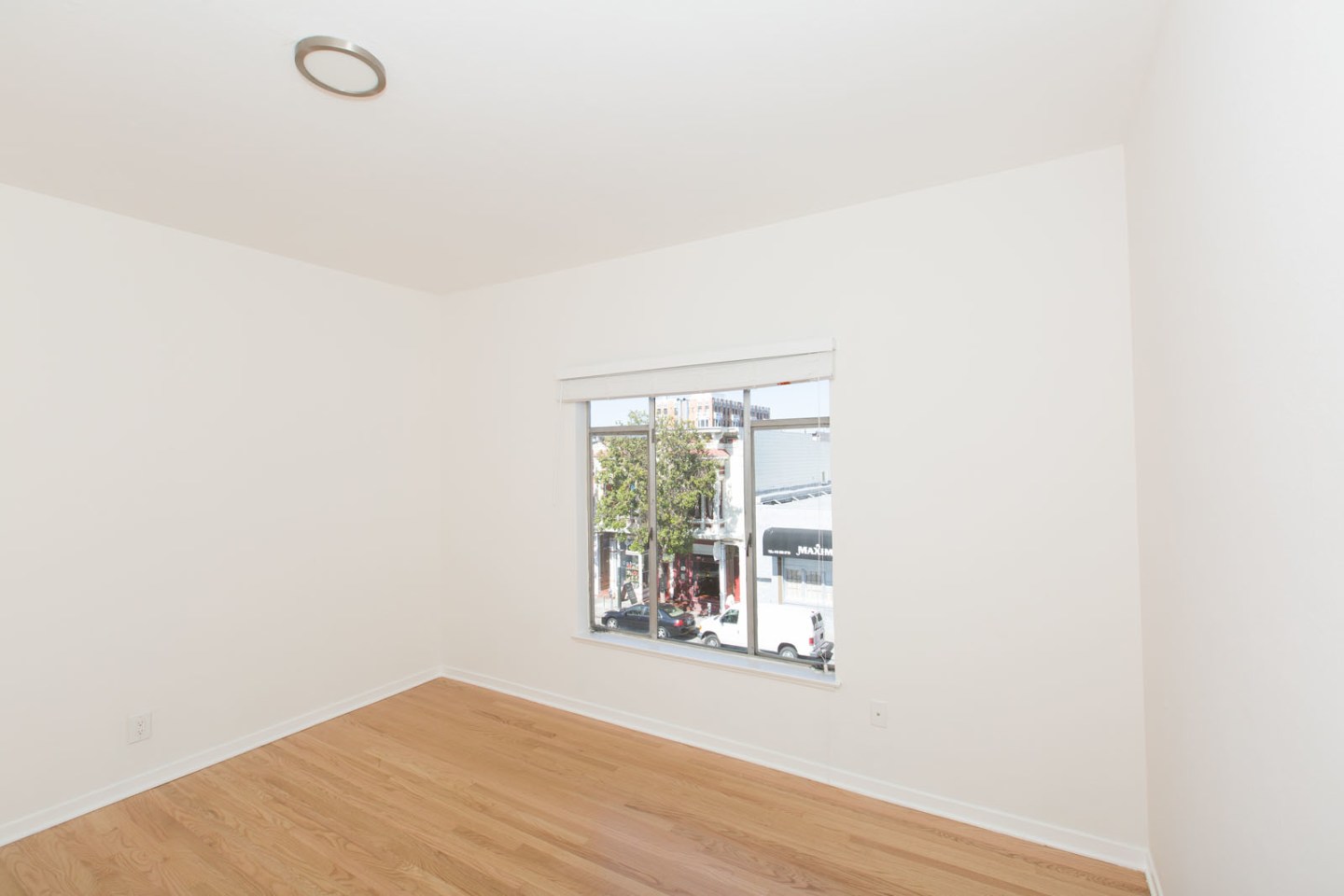 1424 VALENCIA Apartments Image 9