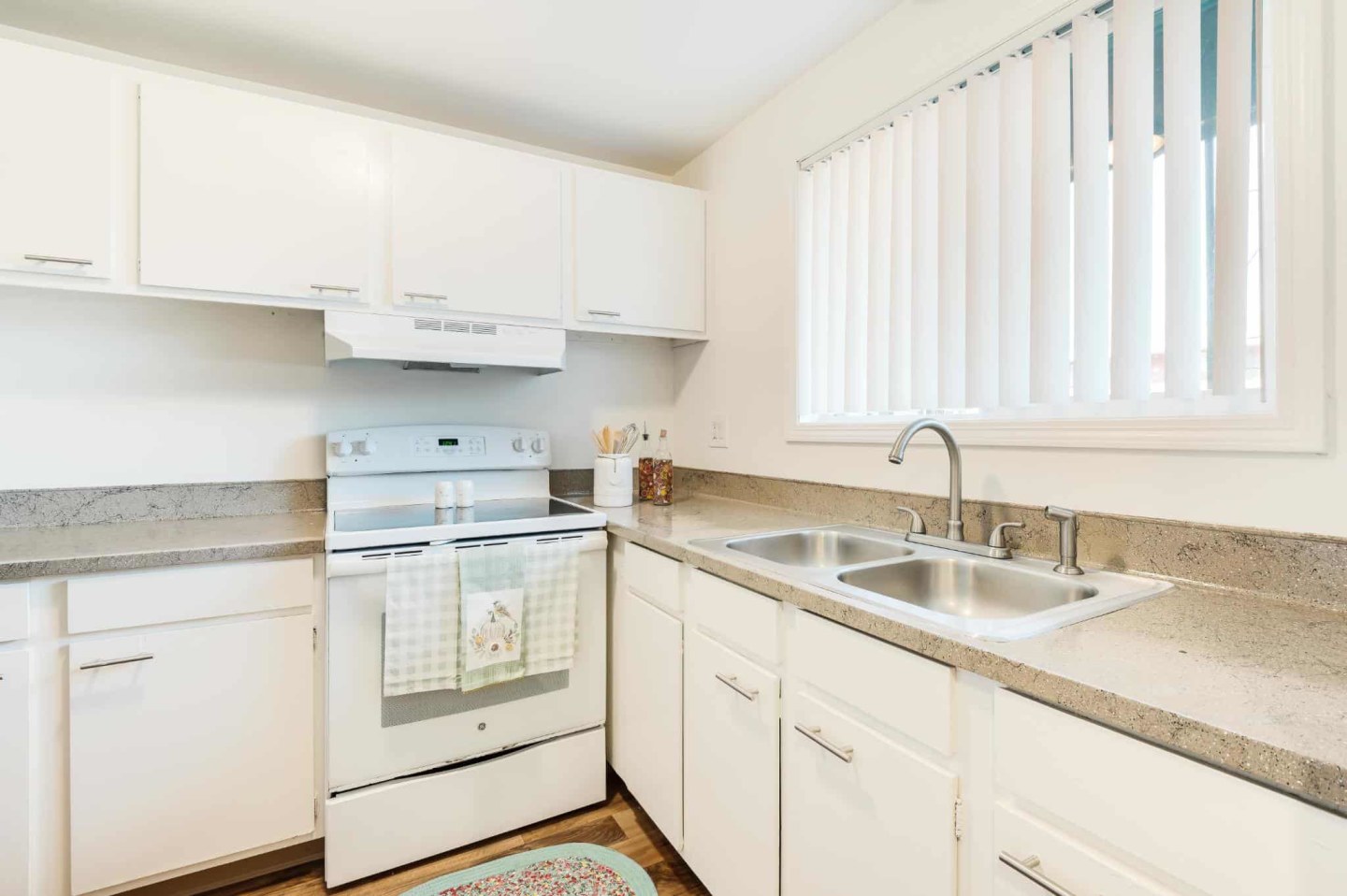 Colonial Villa Apartments Image 18