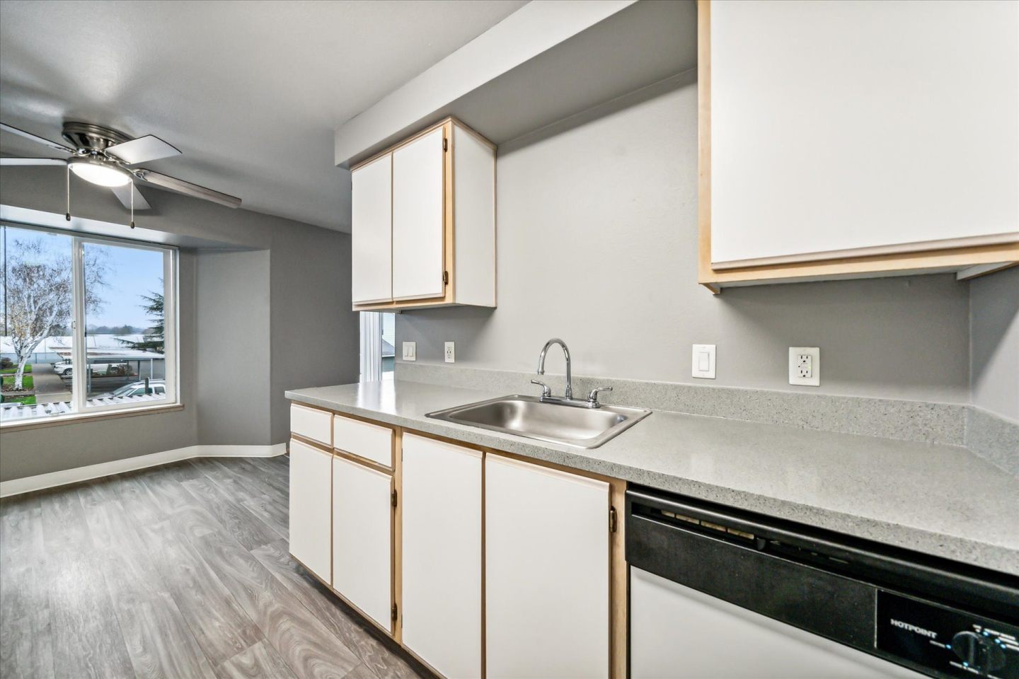 Oak Park Village Apartments Image 23