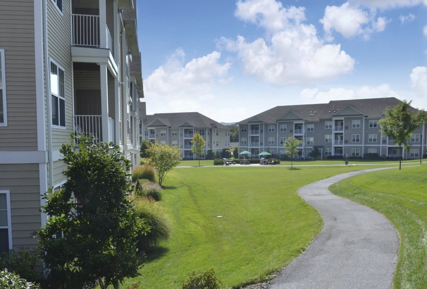 Woodmont Mews Apartments Image 2