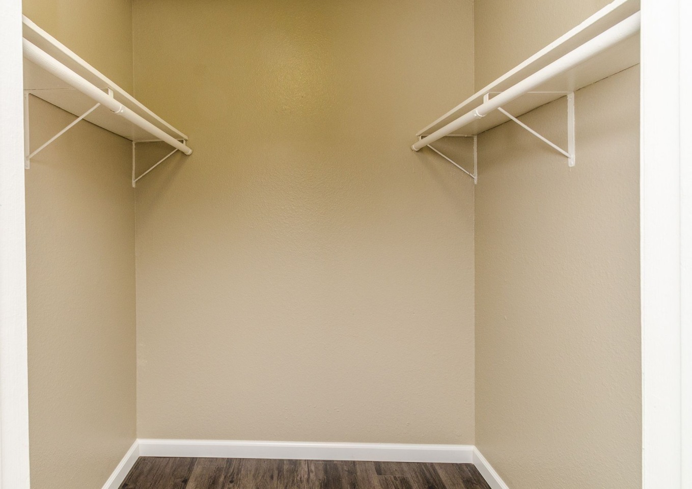 Pinewood Apartments Image 6