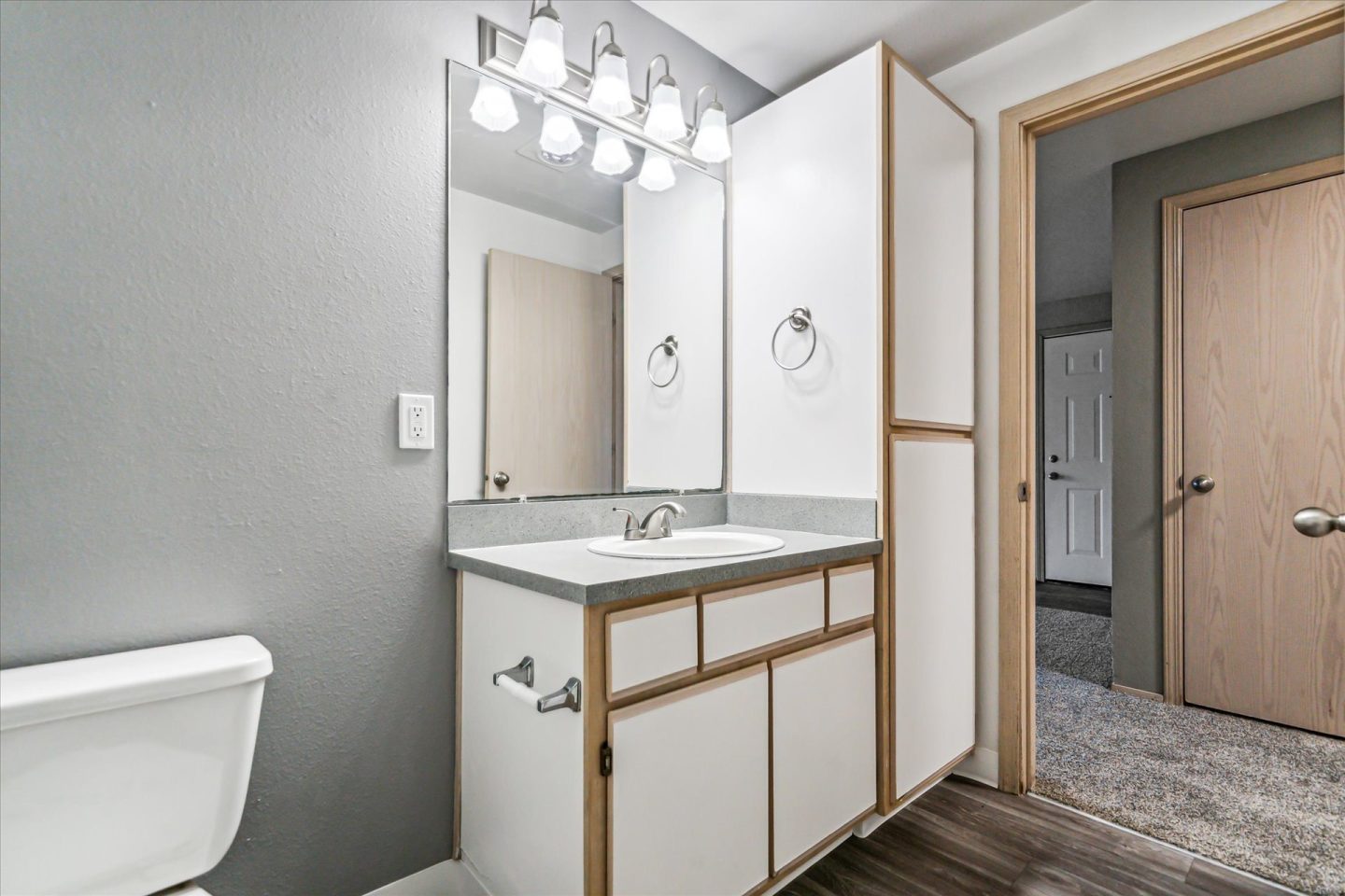 Oak Park Village Apartments Image 32