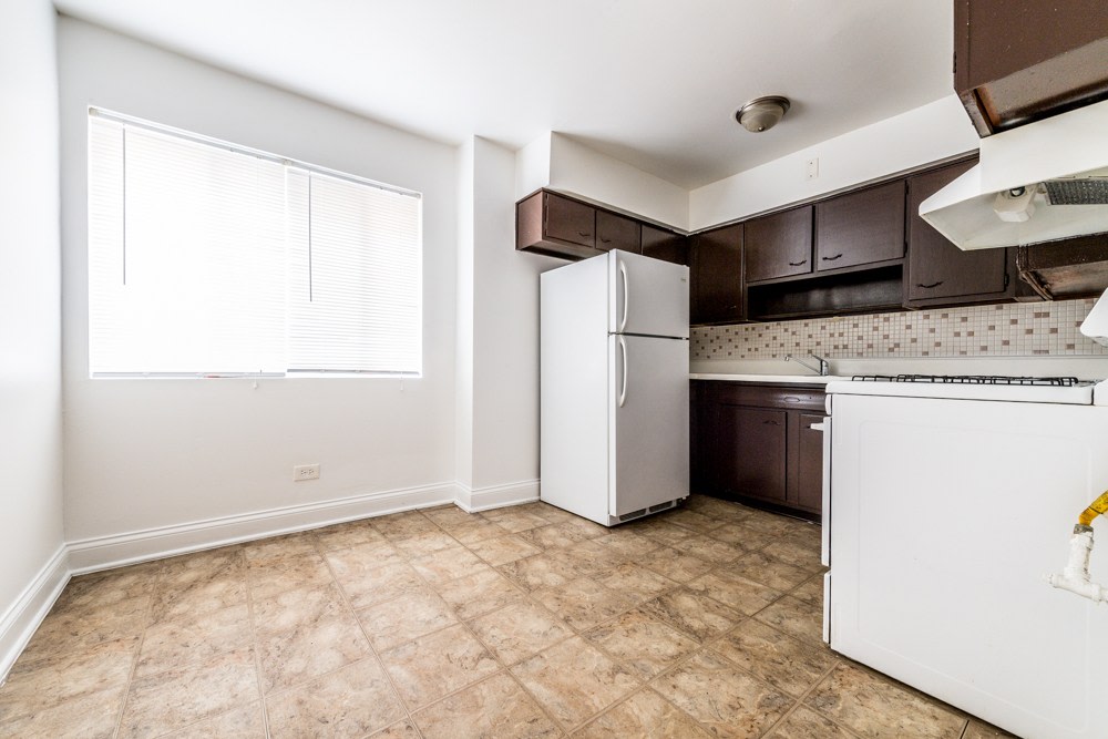 7706 S Saginaw - South Shore Apartments Image 7