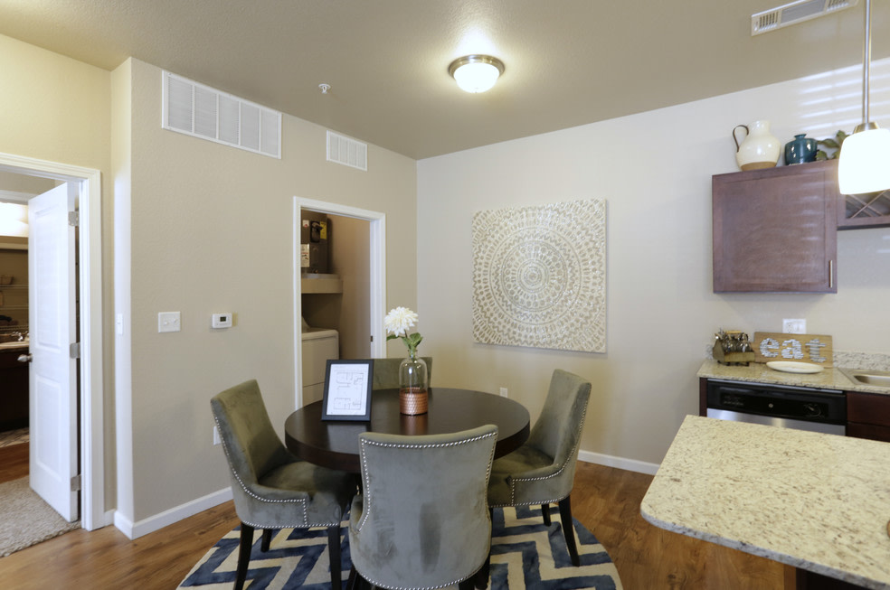 Flora 4050 Apartments Image 33