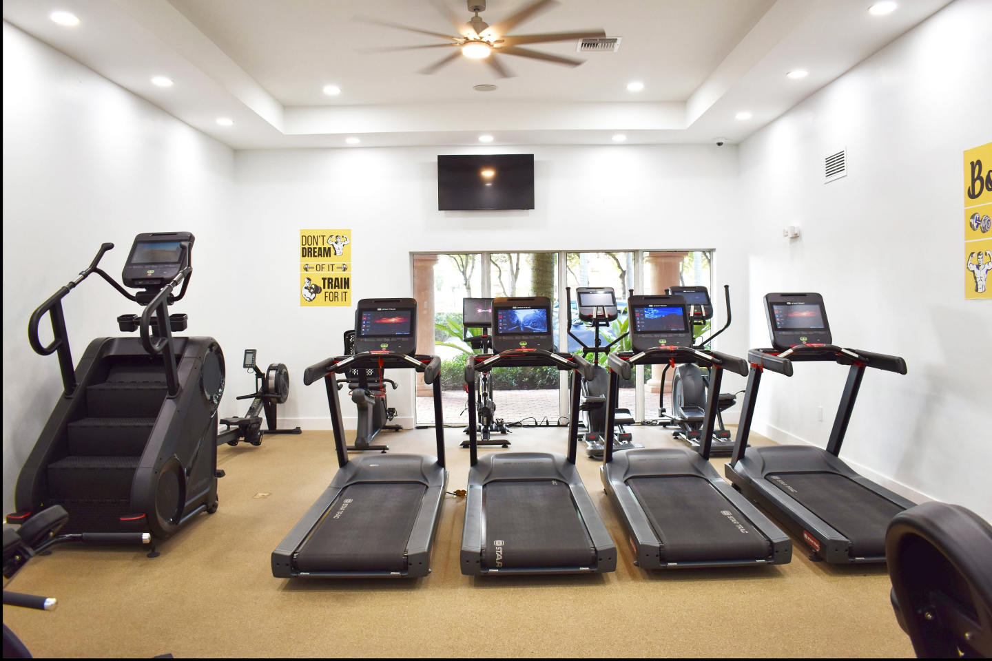 Country Club Towers Image 14