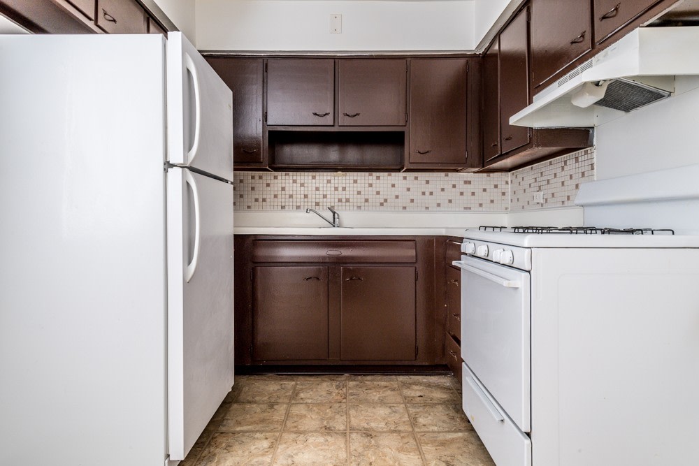 7706 S Saginaw - South Shore Apartments Image 8