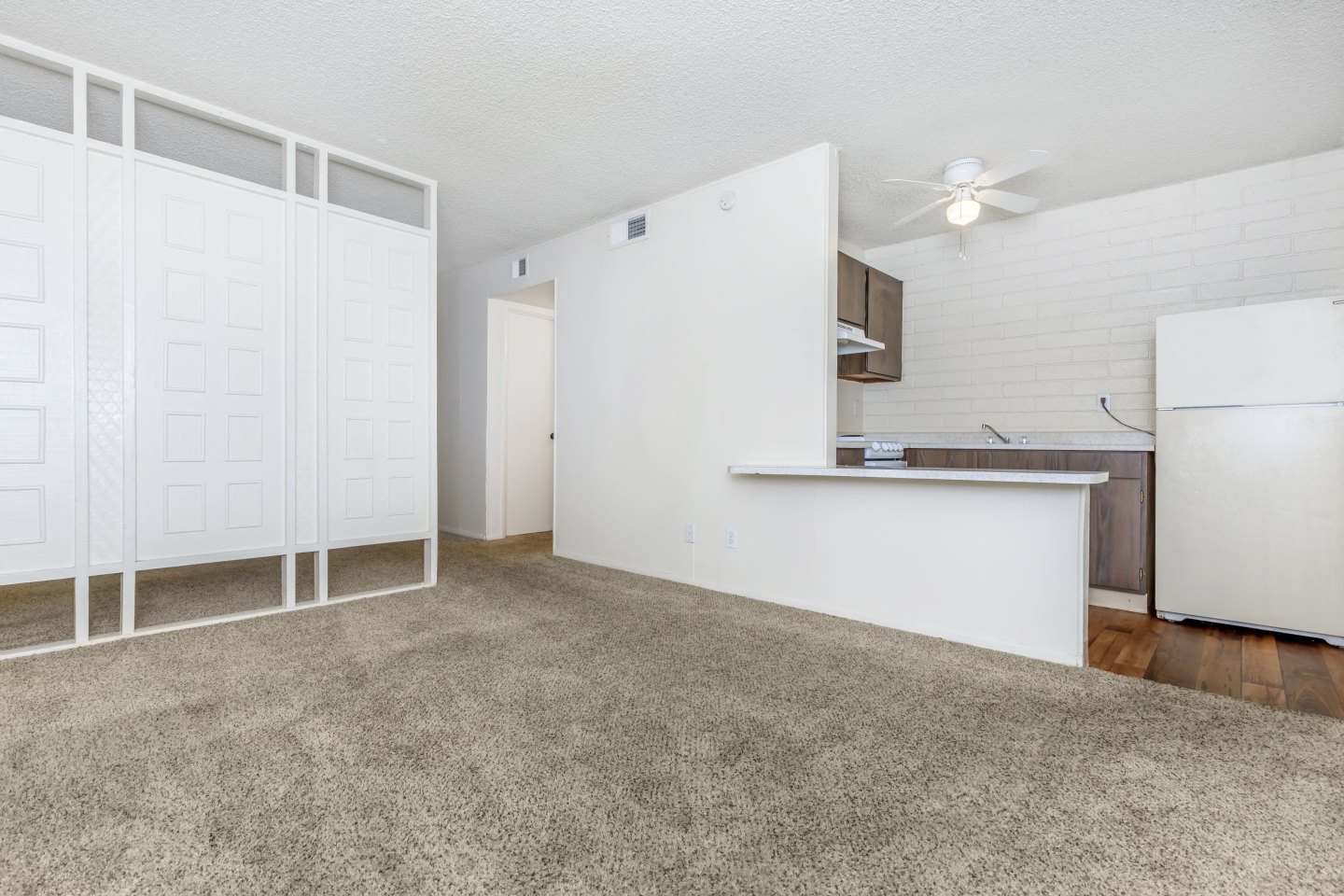 Country Club Terrace Image 11