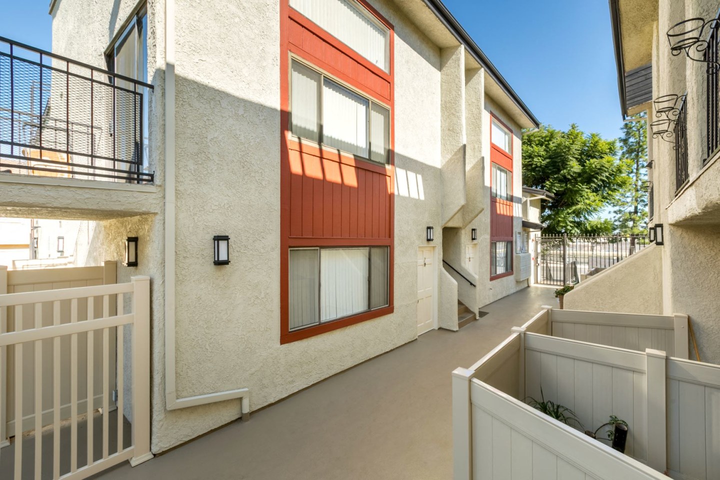 Chatsworth Plaza Image 1