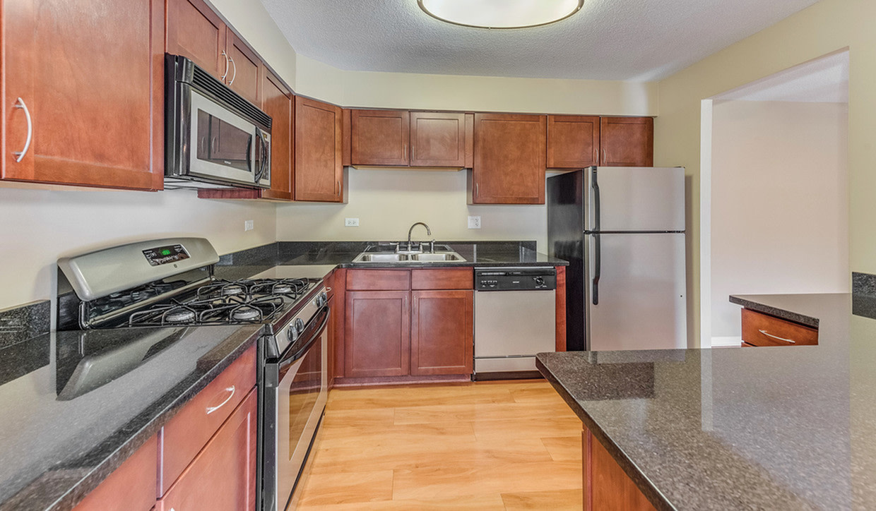 Twin Lake Towers Apartments Image 5