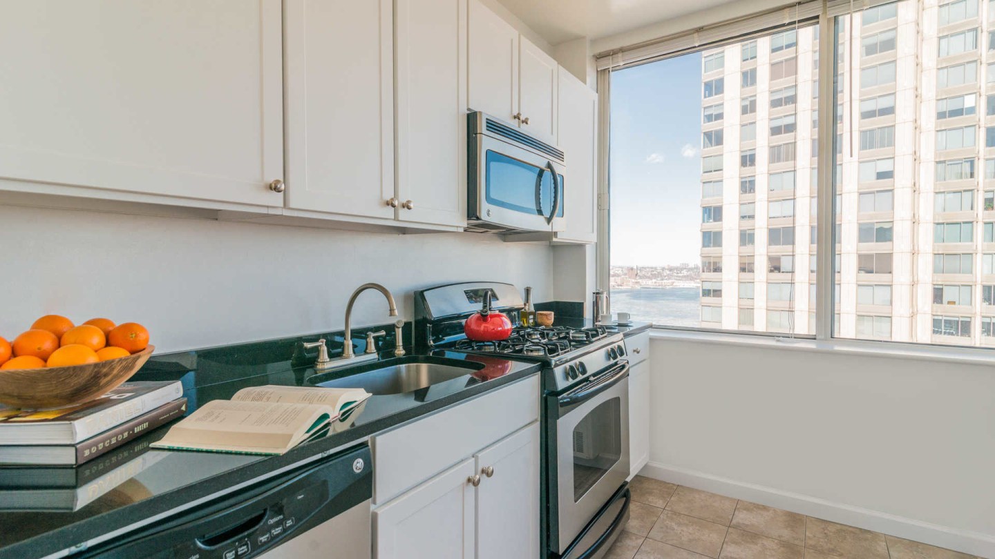 180 Riverside Boulevard Image 11