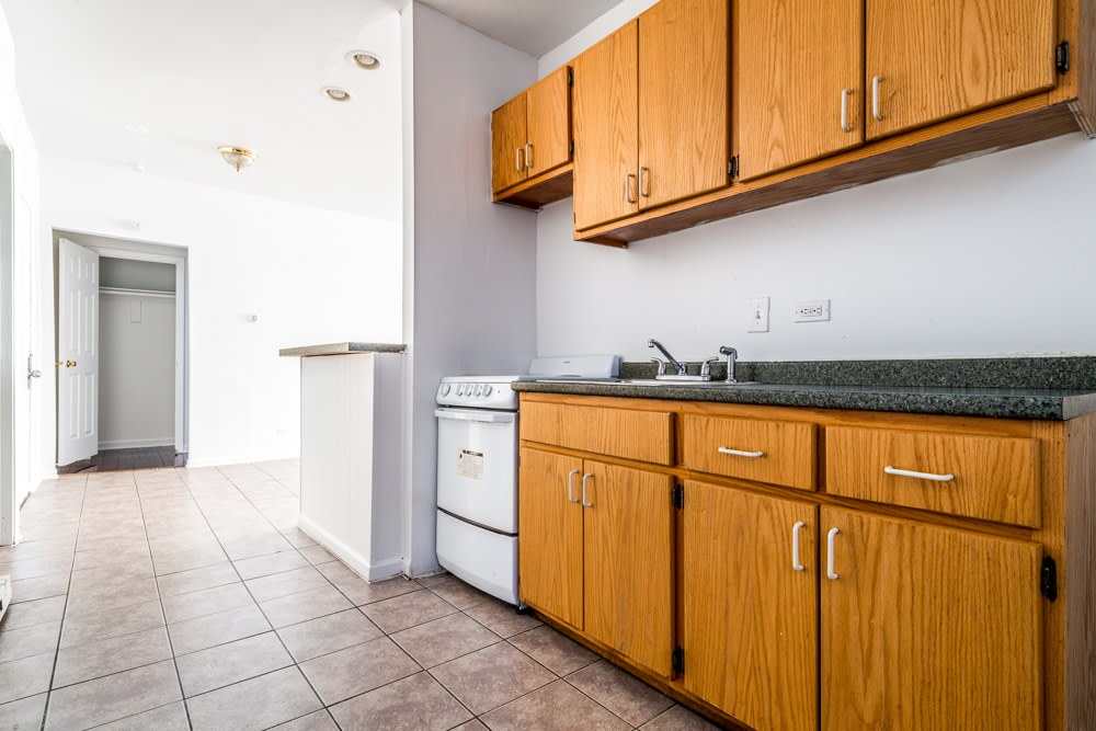 543 W 74th St Image 1