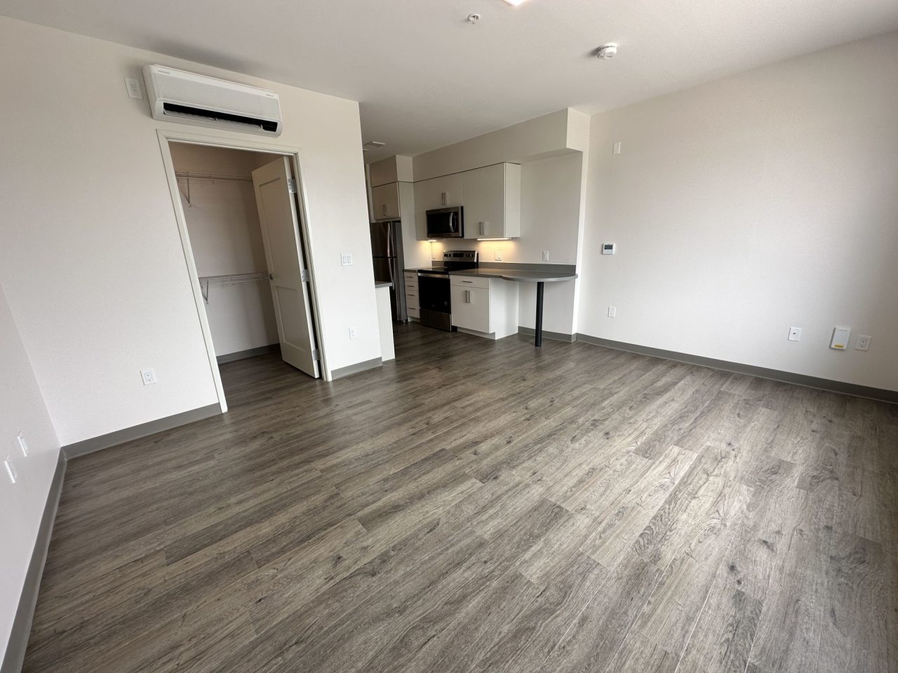 Red Oak at 409 Elm Street Image 3