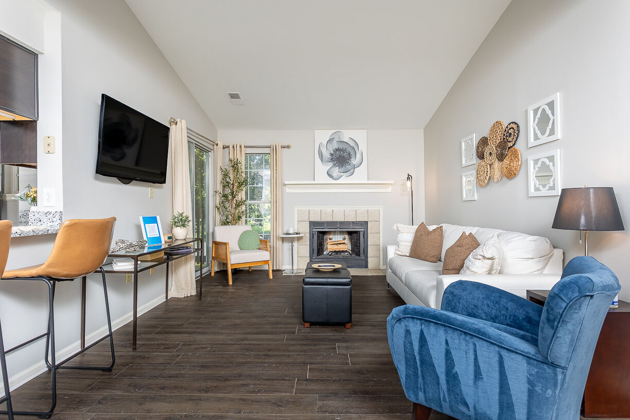 Lakeshore Apartments Image 4