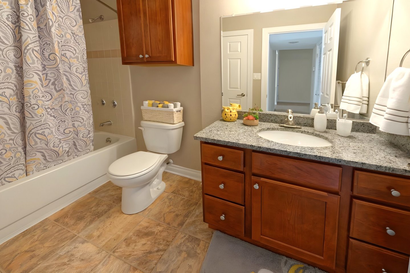 Country Club Manor Apartments Image 7
