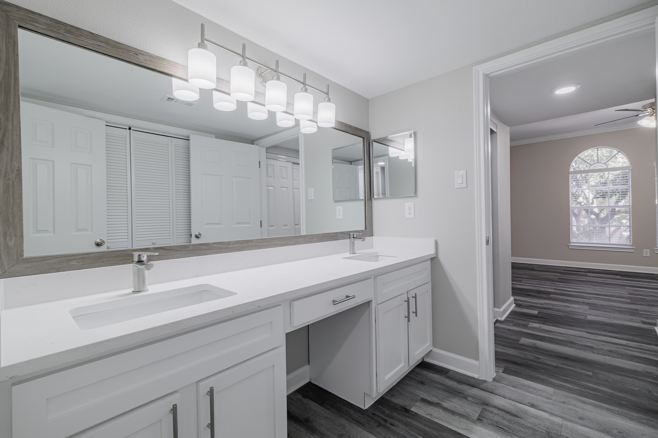 The Village at Bellaire Apartments Image 41