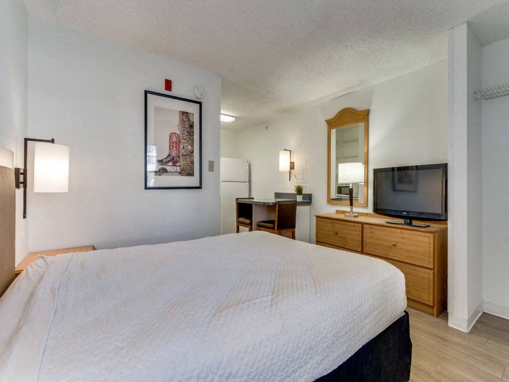 Waterford Studios Fully Furnished with Utilities Included Image 5