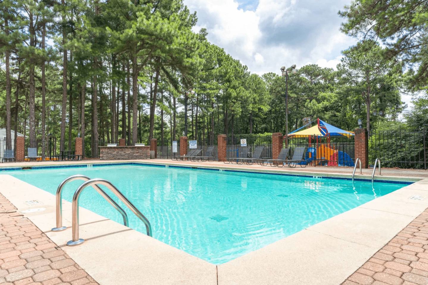 300 Riverside Apartment Homes Image 32