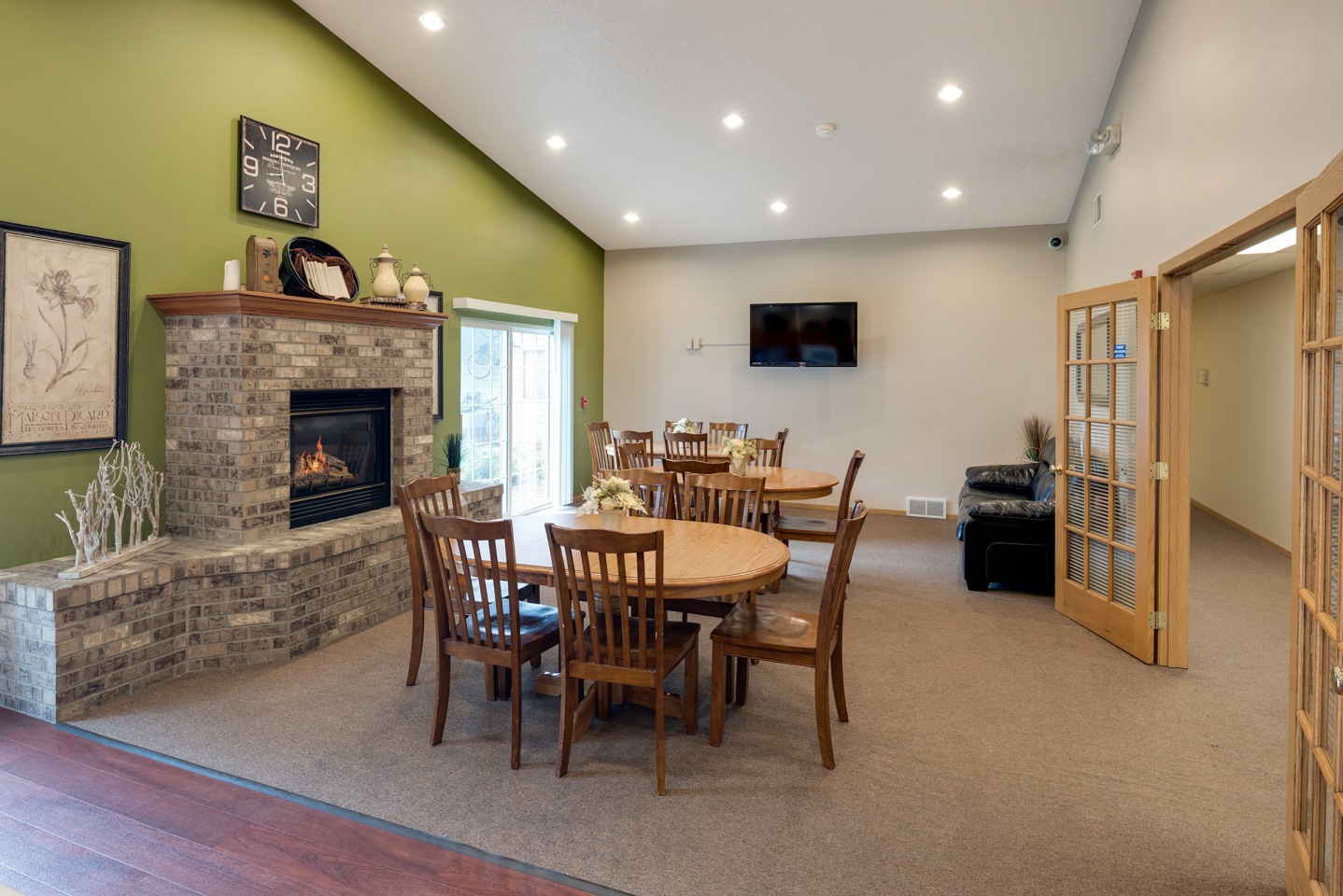 Platinum Valley Apartments Image 15