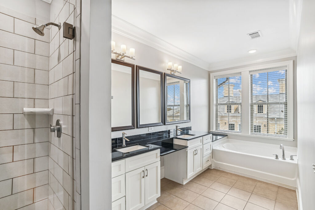 2100 Queens Image 4