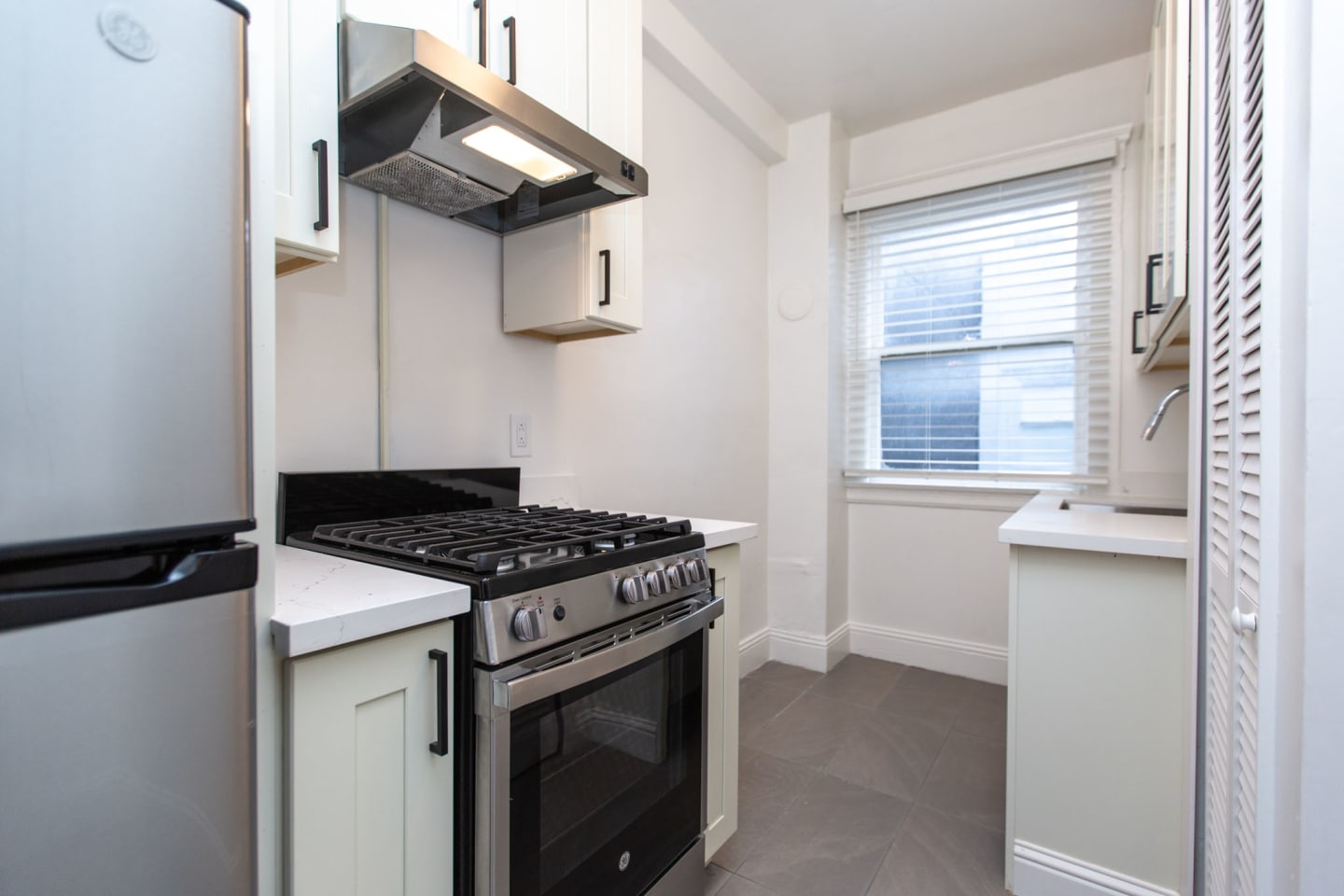 320 Turk Apartments Image 7