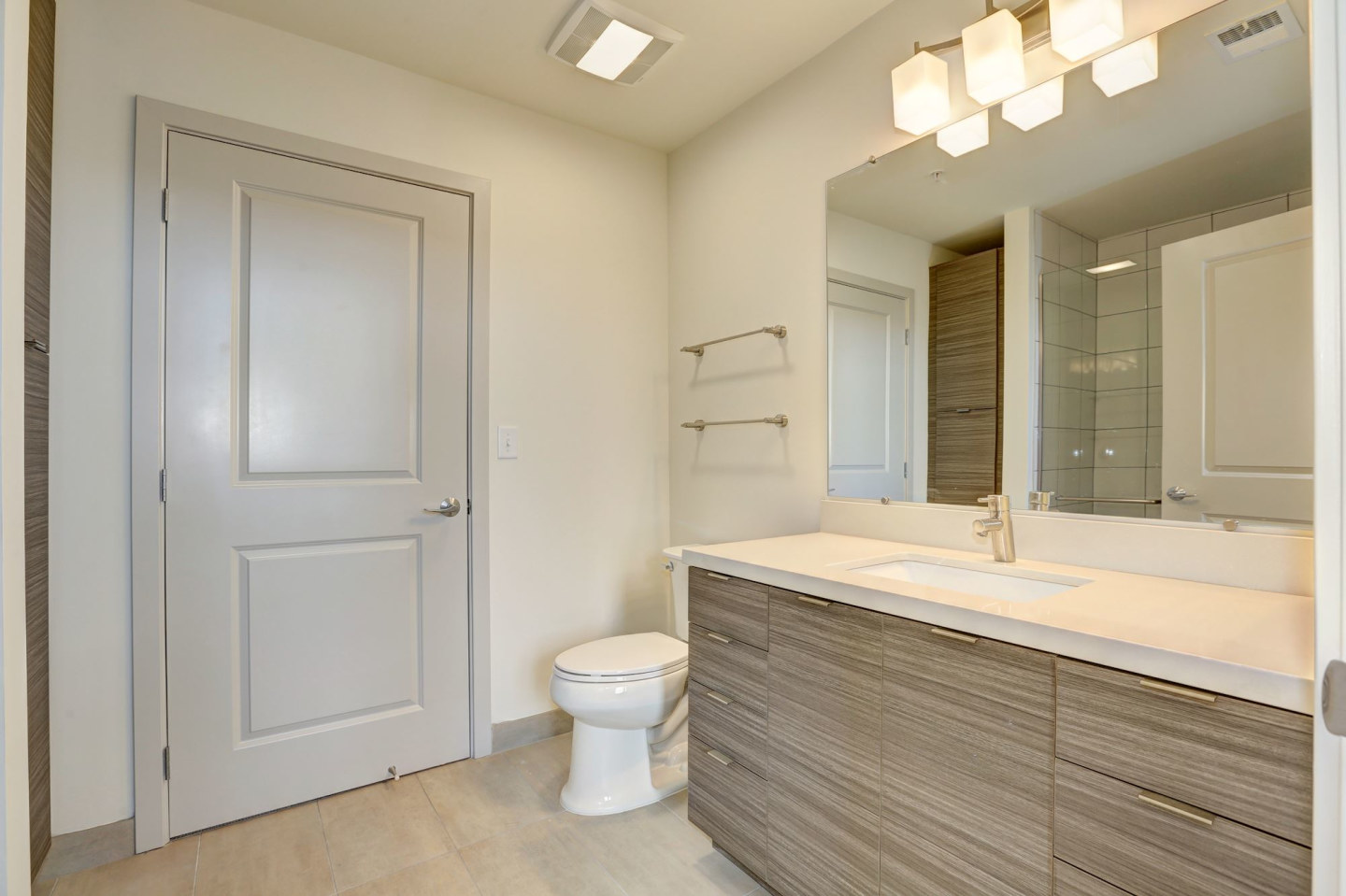 Solaire 7077 Woodmont Image 15