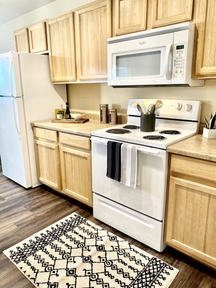 Deer Creek Apartments Image 1