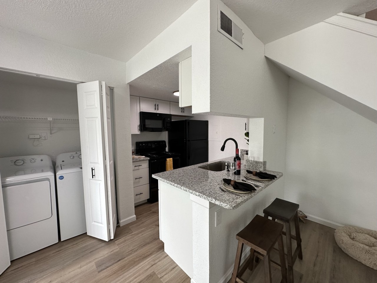 Royal Pointe Apartments Image 4