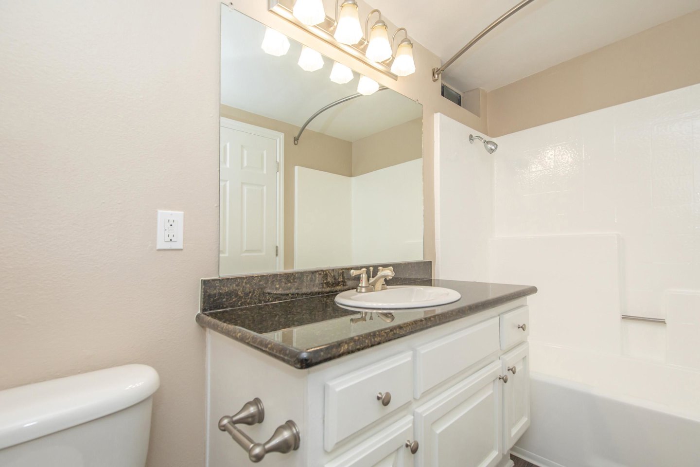 Mosaic Apartment Homes Image 12