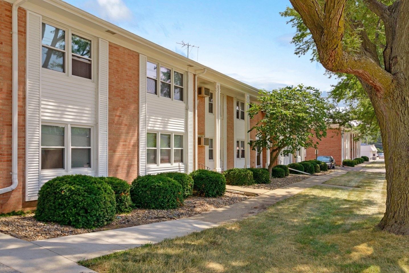 Plaza Manor Image 1