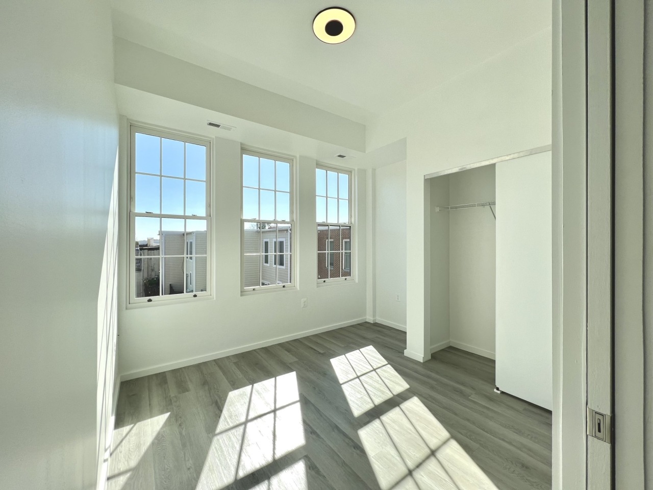 725 W Pratt Image 17