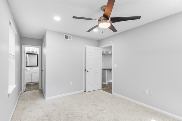 Coachman Club Apartments Image 9