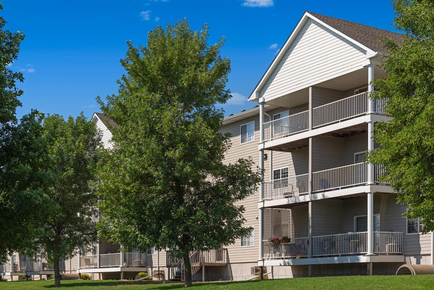 Platinum Valley Apartments Image 10