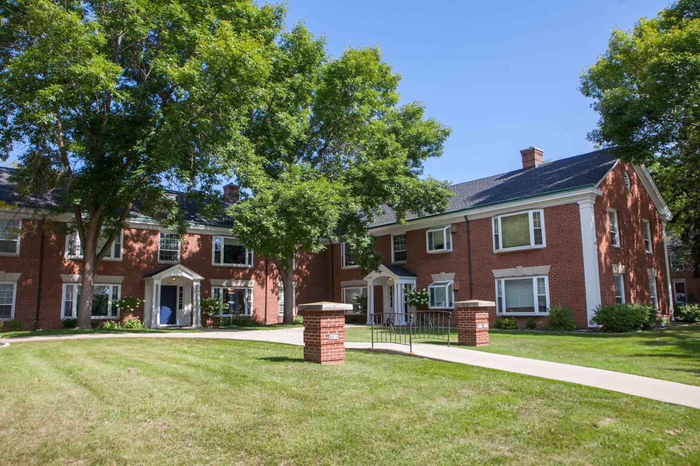 Colonial Court Apartments Image 1