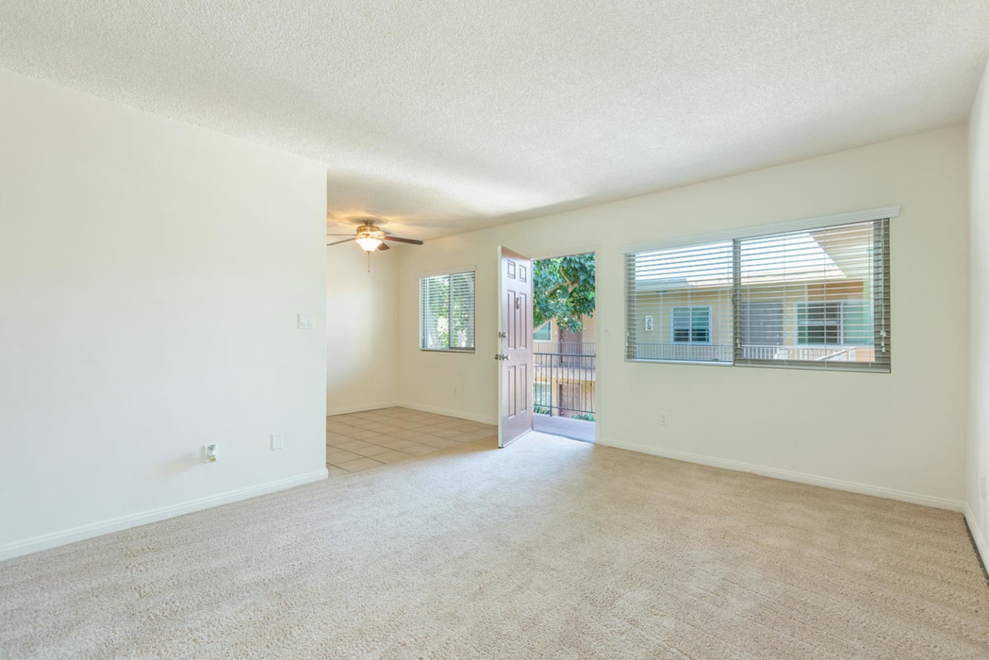 Elan the Palms Apartment Homes Image 4