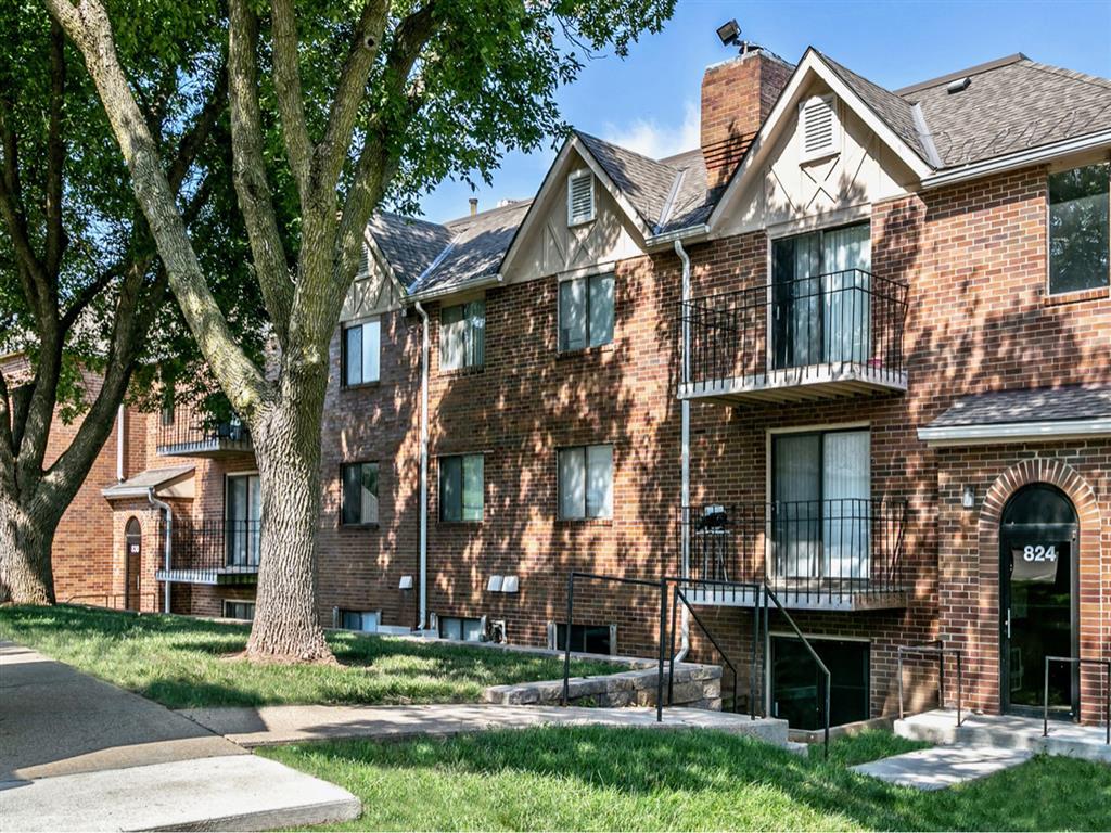 Edgewater Court Apartments Image 3