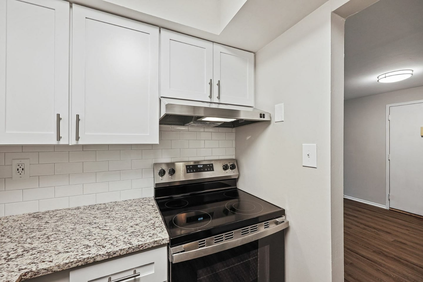 Beacon Pointe Apartments & Townhomes Image 2