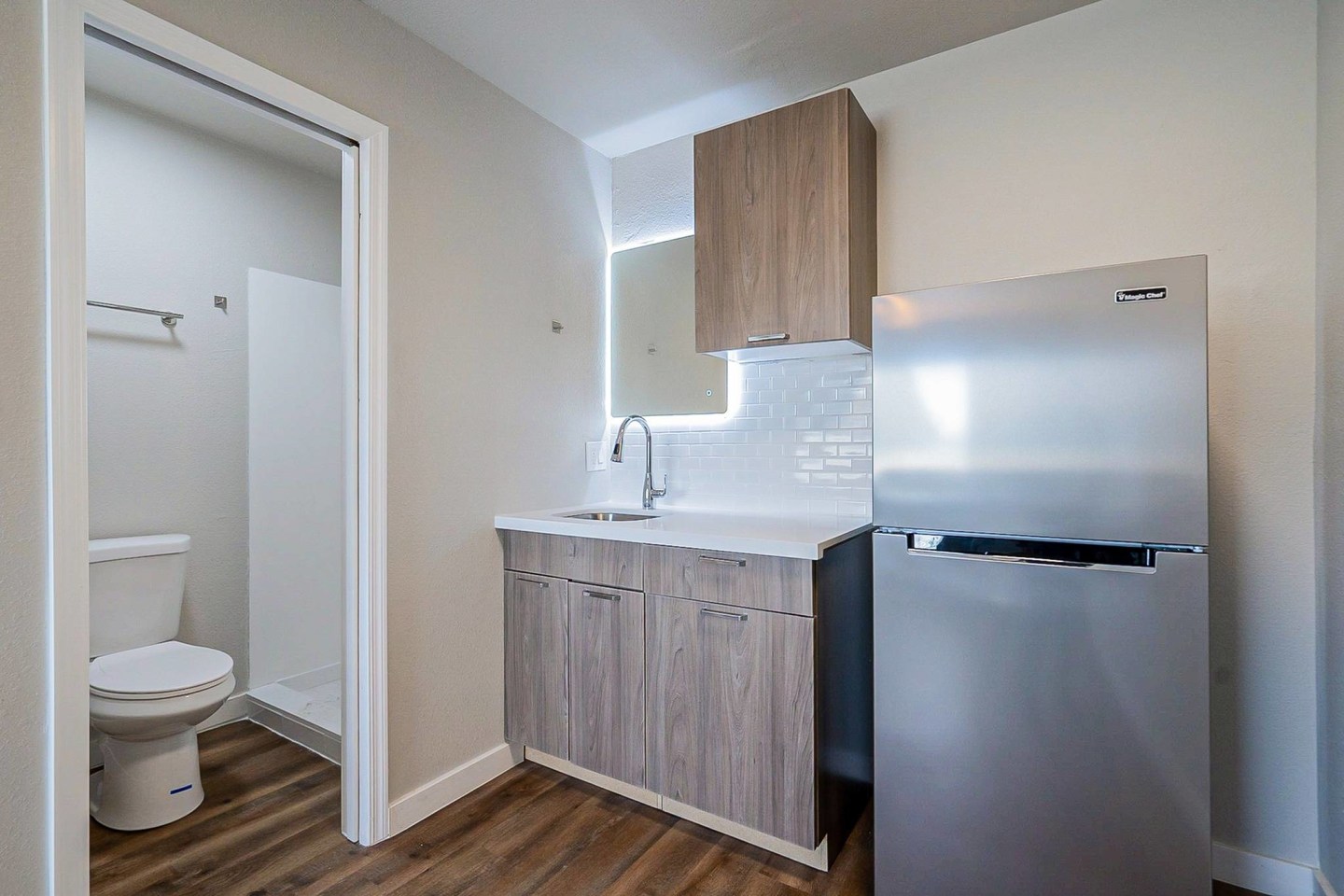 Sunset Sound Studio Apartments Image 7
