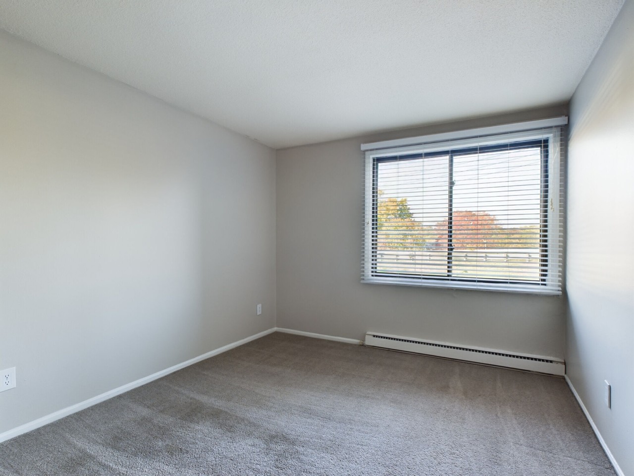 Edgewater Apartments Image 13