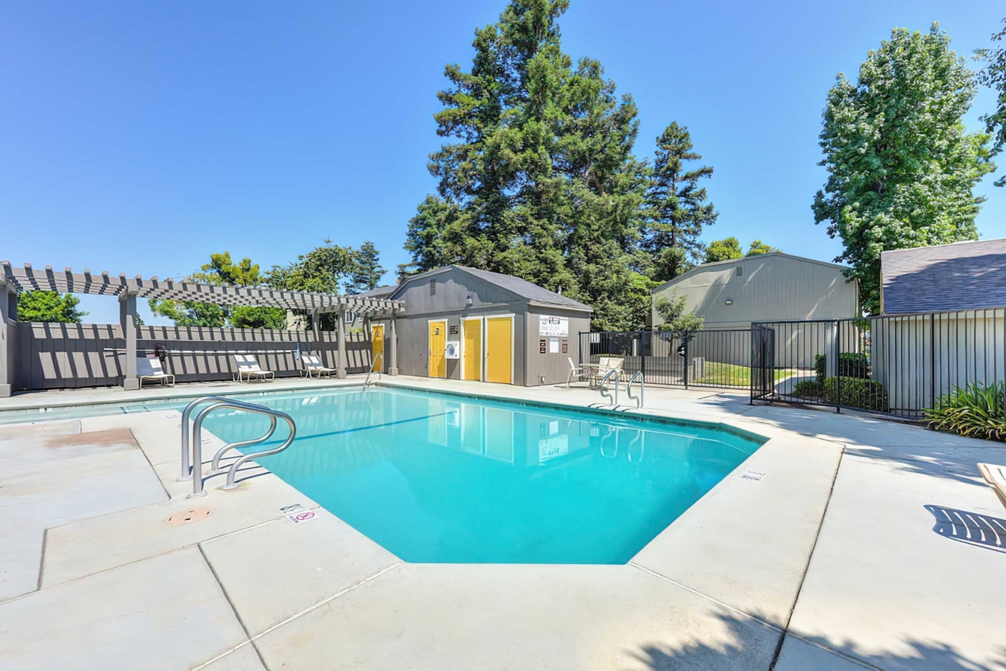 The Redwoods Apartments Image 10
