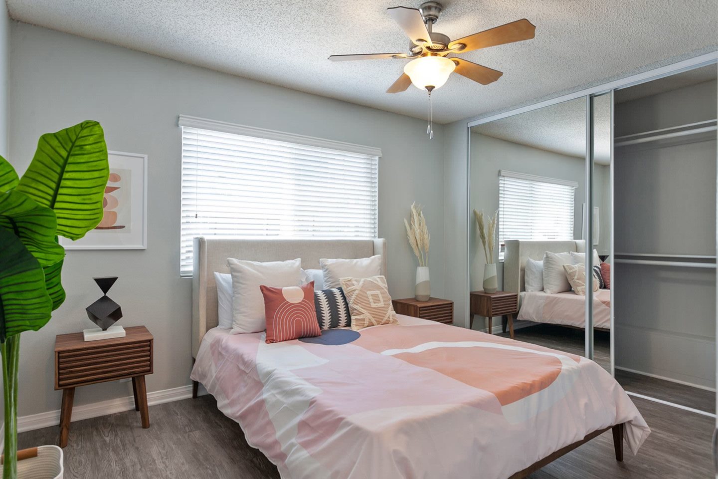 The Circle Apartments at Long Beach Image 26