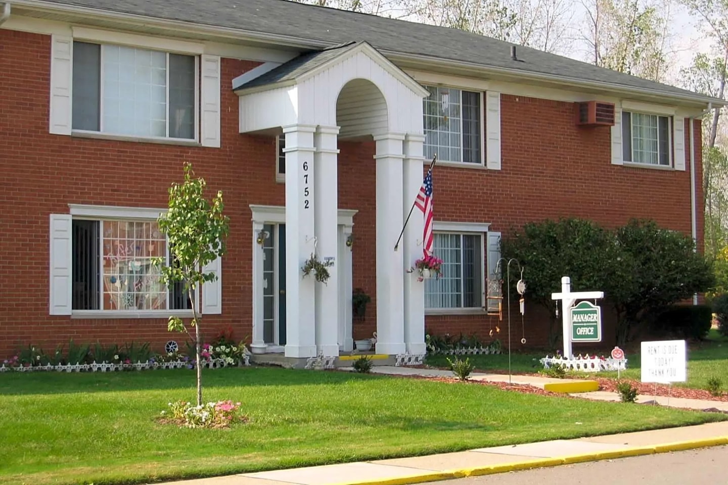 Metro Pointe Apartments Image 1