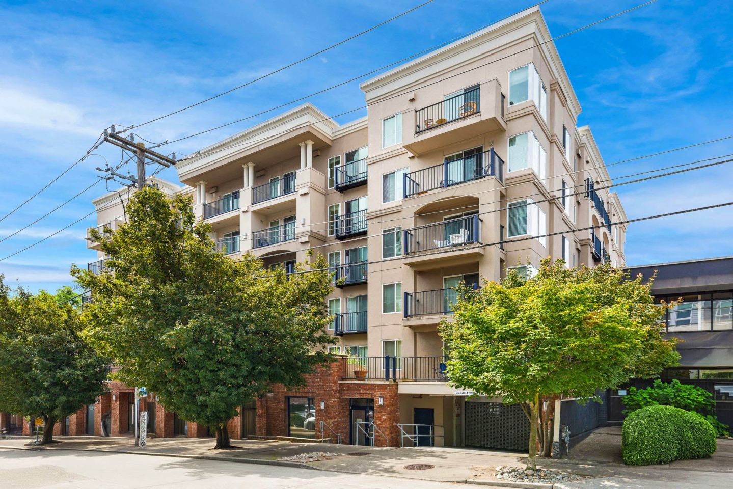 Uptown Queen Anne Image 2