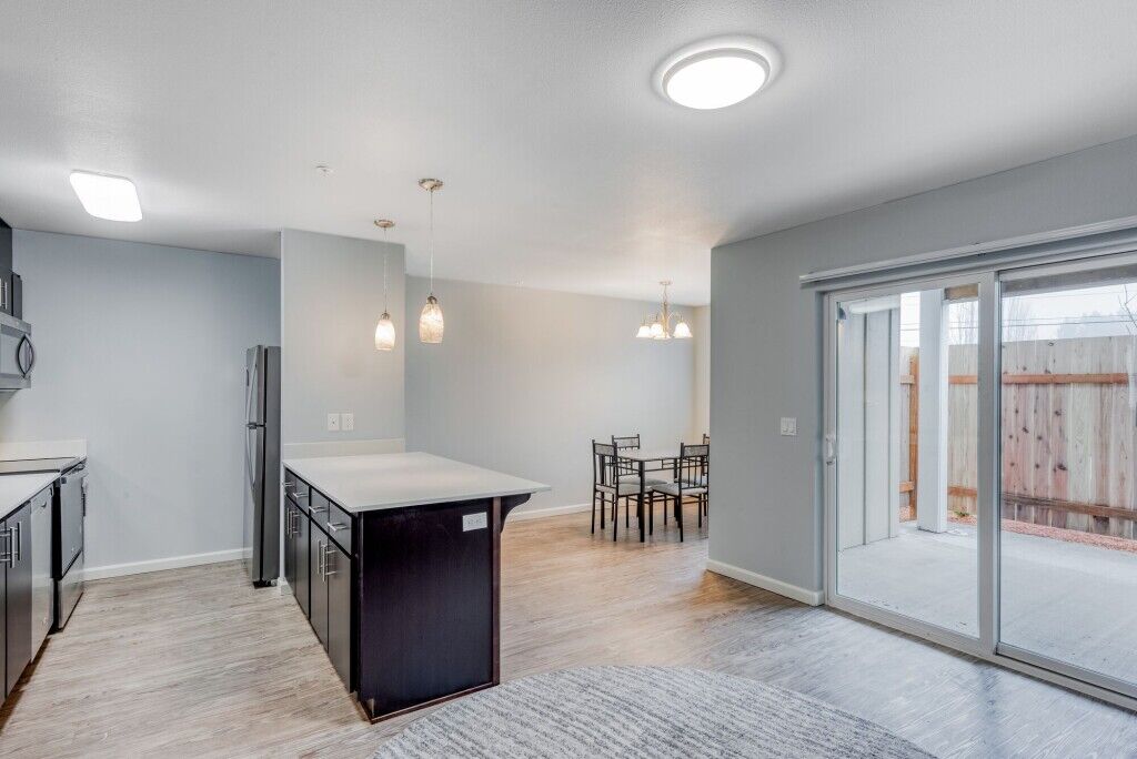 Queen Court Apartments Image 34