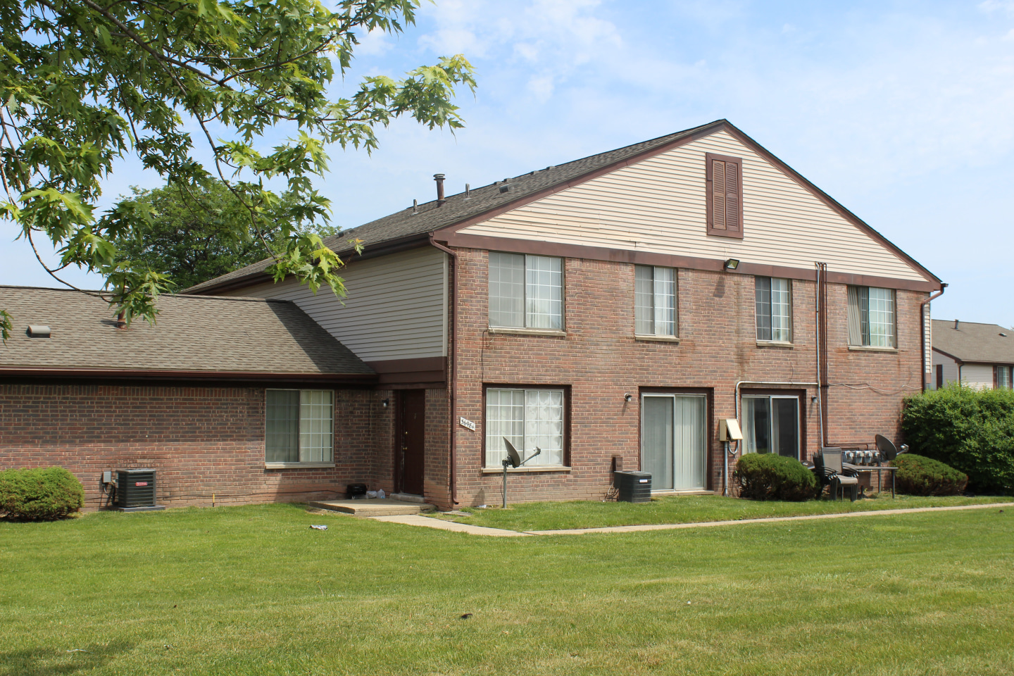 Farmbrooke Manor Apartments Image 1