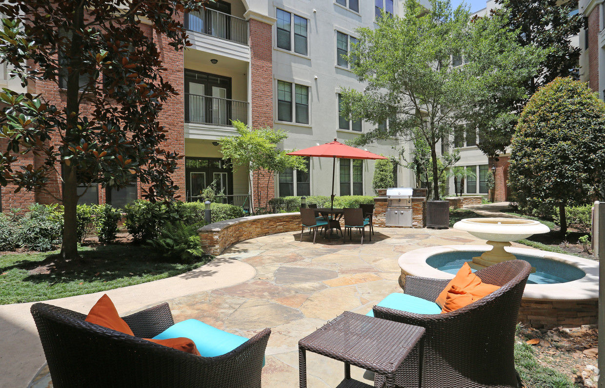 Braeswood Place Image 10