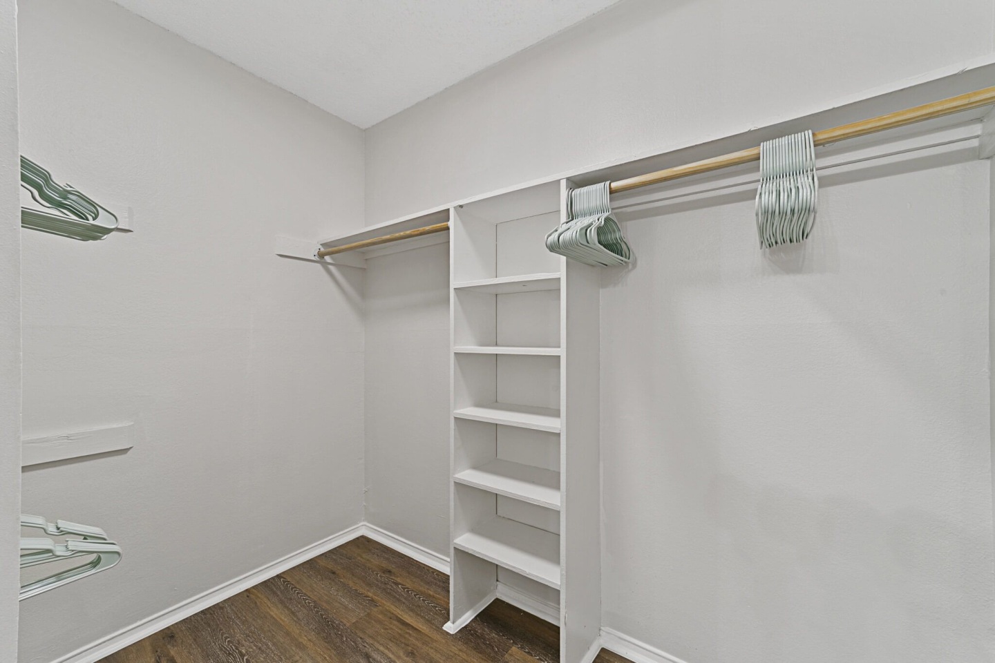 Lakeside Apartments Image 12
