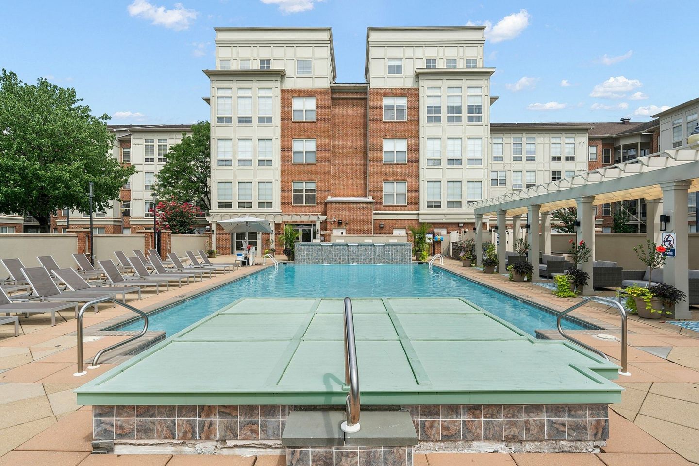 Renaissance Plaza Square Image 35