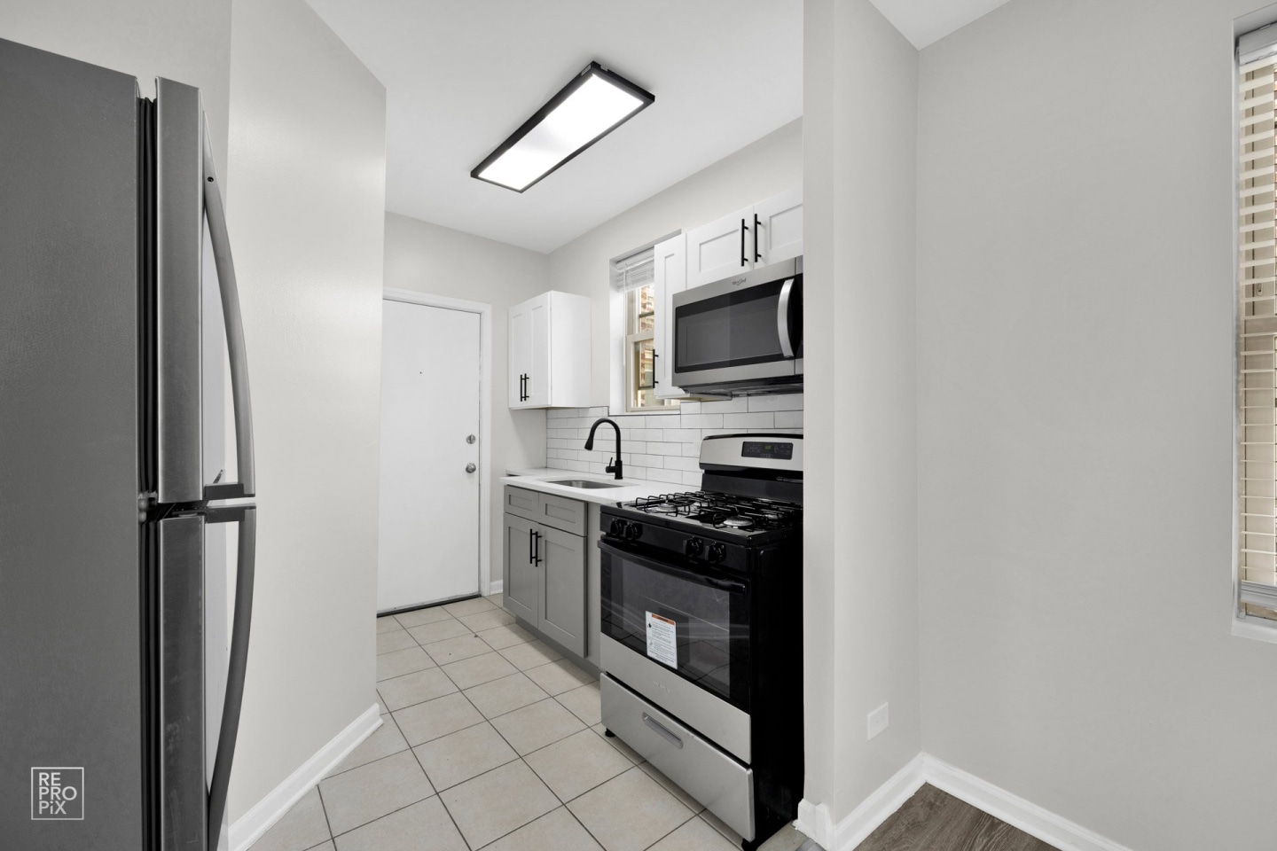 5952-58 W Superior Image 12